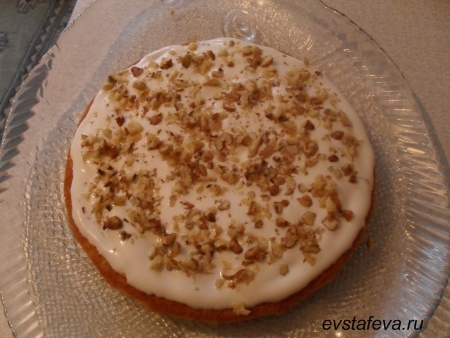 Корж с кремом и орехами