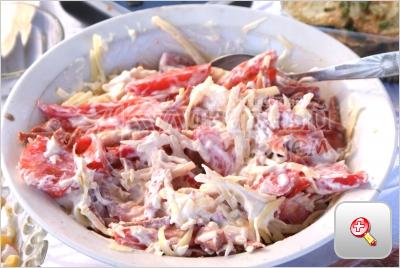 Салат с помидорами и колбасой