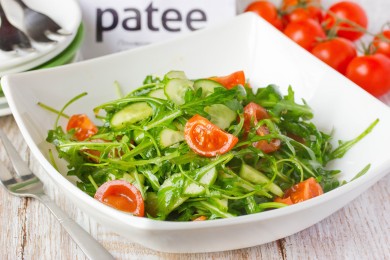 Салат с руколой и помидорами