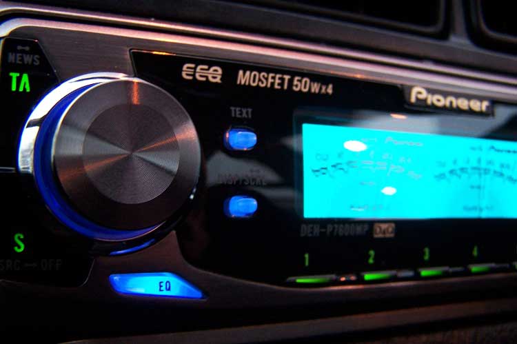 Какую магнитолу поставить в машину